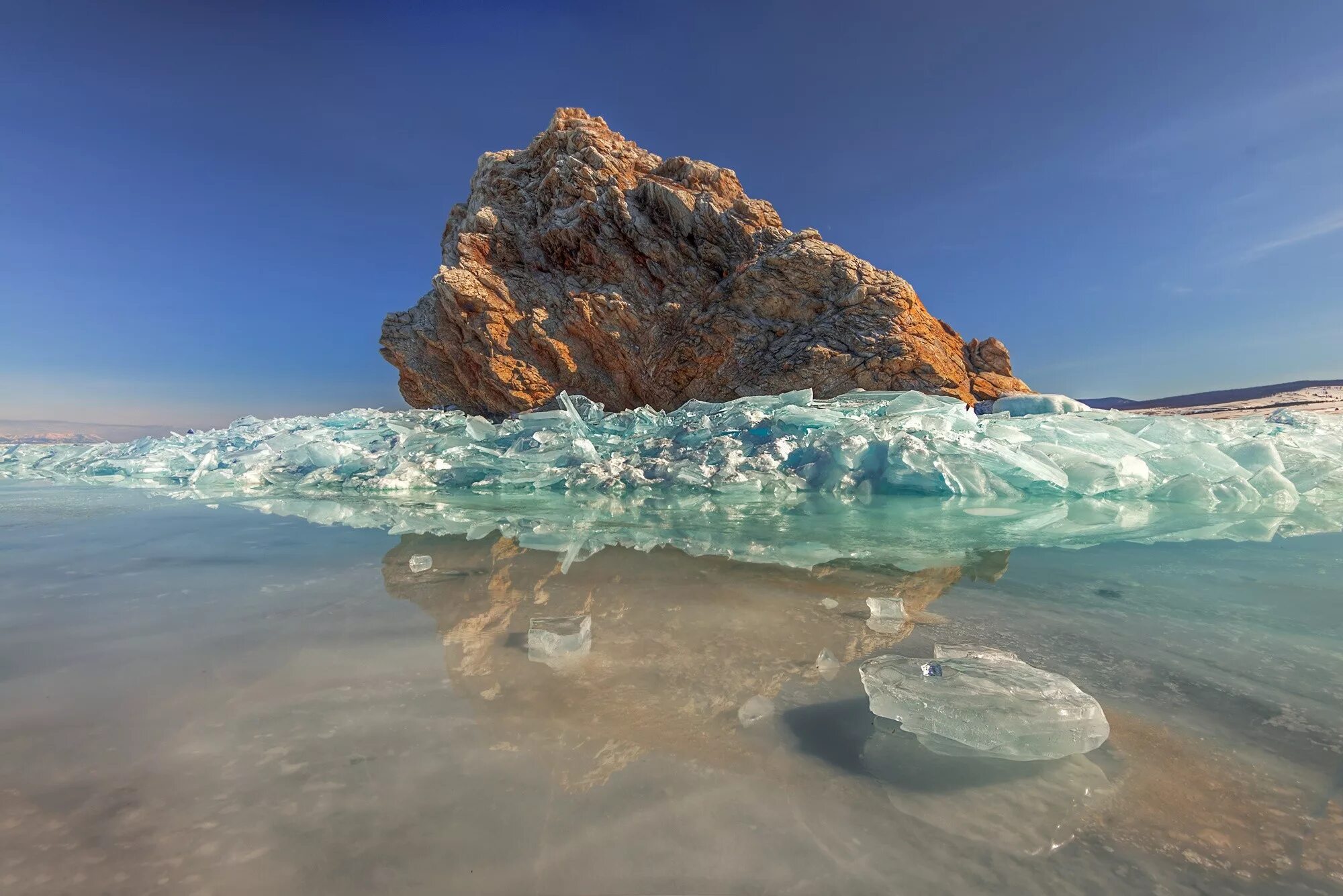 Кристальное море. Озеро Байкал вода. Прозрачное озеро Байкал. Байкальские камни озера Байкал. Кристально чистая вода Байкала.