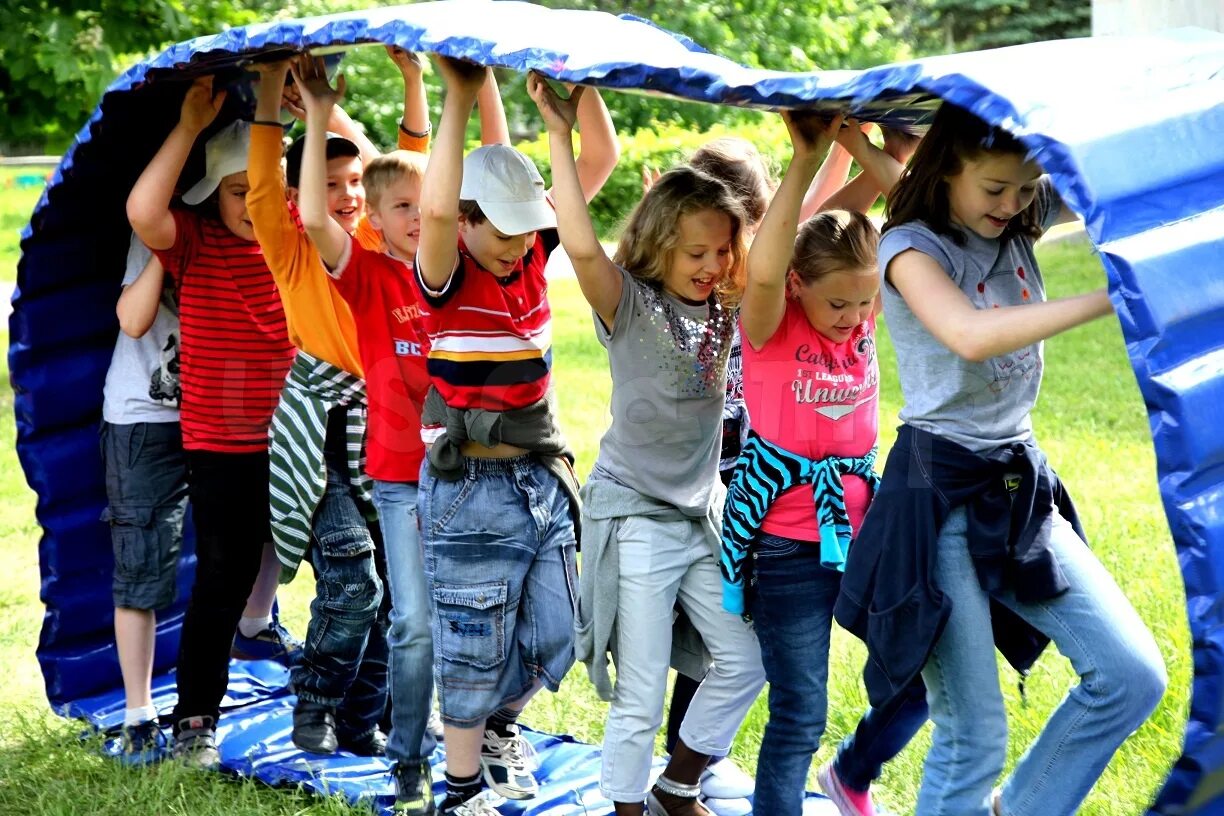 Camps guru. Детский лагерь. Детский летний лагерь. Дети в лагере. Детский тимбилдинг.