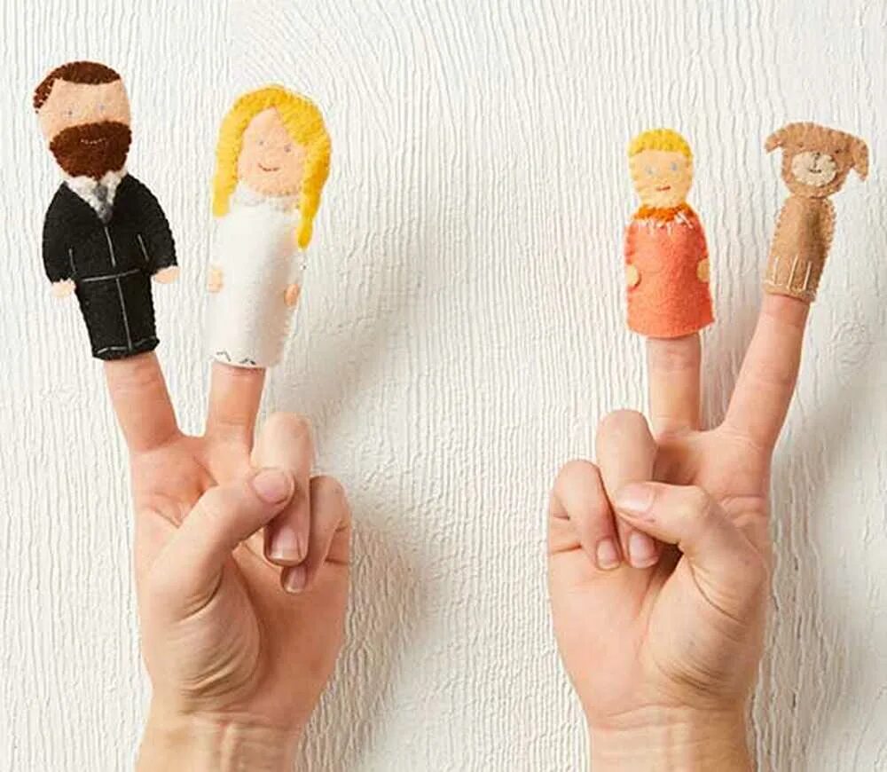 Виду пальчик. Кукла на пальчик. Рука с куклами на пальцах. Пальчиковые куклы семья. Марионетка на пальцах.