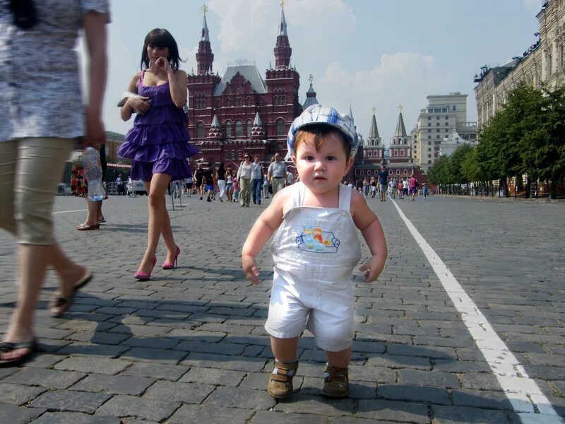 Москва для детей. Московские дети. Город для детей в Москве. Москва фото для детей. Шагают по площади