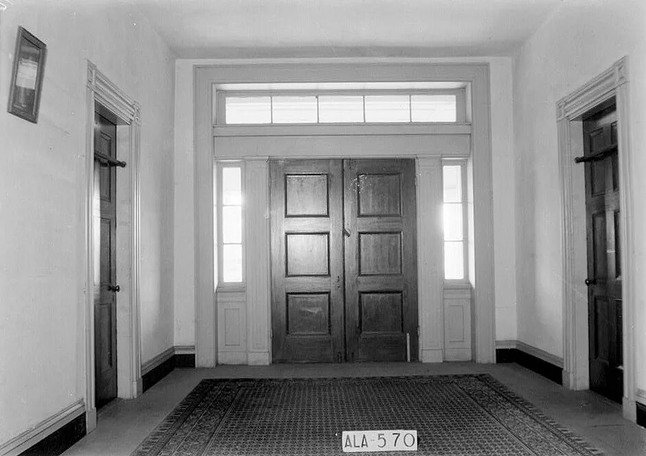 Upstairs hall. Серий цвет холла и двери Подмос.