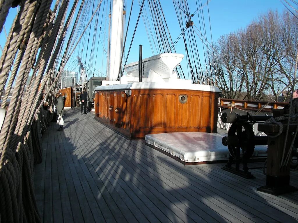 Надстройка на палубе. Палуба корабля. Музей корабль Катти Сарк в Лондоне. Облицовка стен на палубе корабля. Cutty Sark 3d корабль палуба.