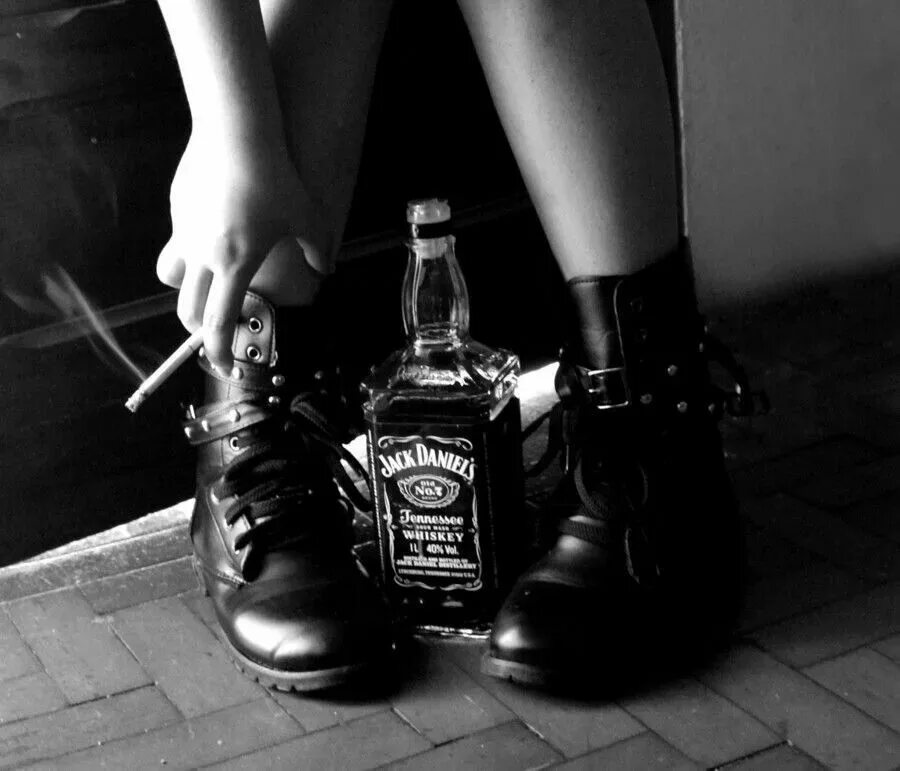 Девушка с алкоголем красивые картинки. Markelova певица. Картинки красивые девушки и daniels. Девушка виски фото. Вискарь и девушки.