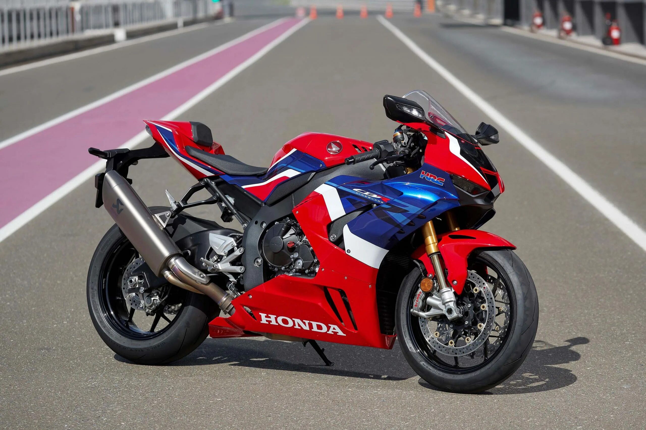 Хонда фаерблейд. Хонда фаерблейд. Honda cbr1000rr sp. Honda 1000rr fireblade. Honda 1000rr fireblade.