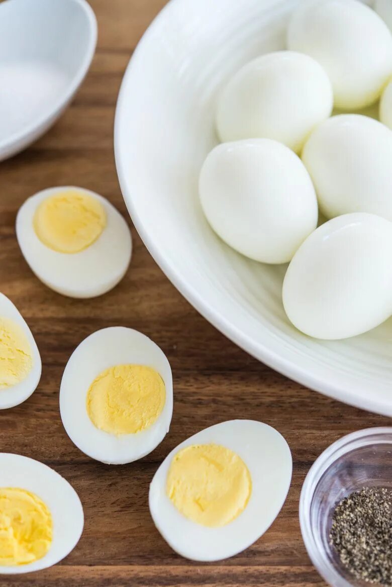 Можно ли вареное яйцо кормящей. Вареные яйца. Отварные яйца. Яйца вкрутую. Яйцо куриное вареное.