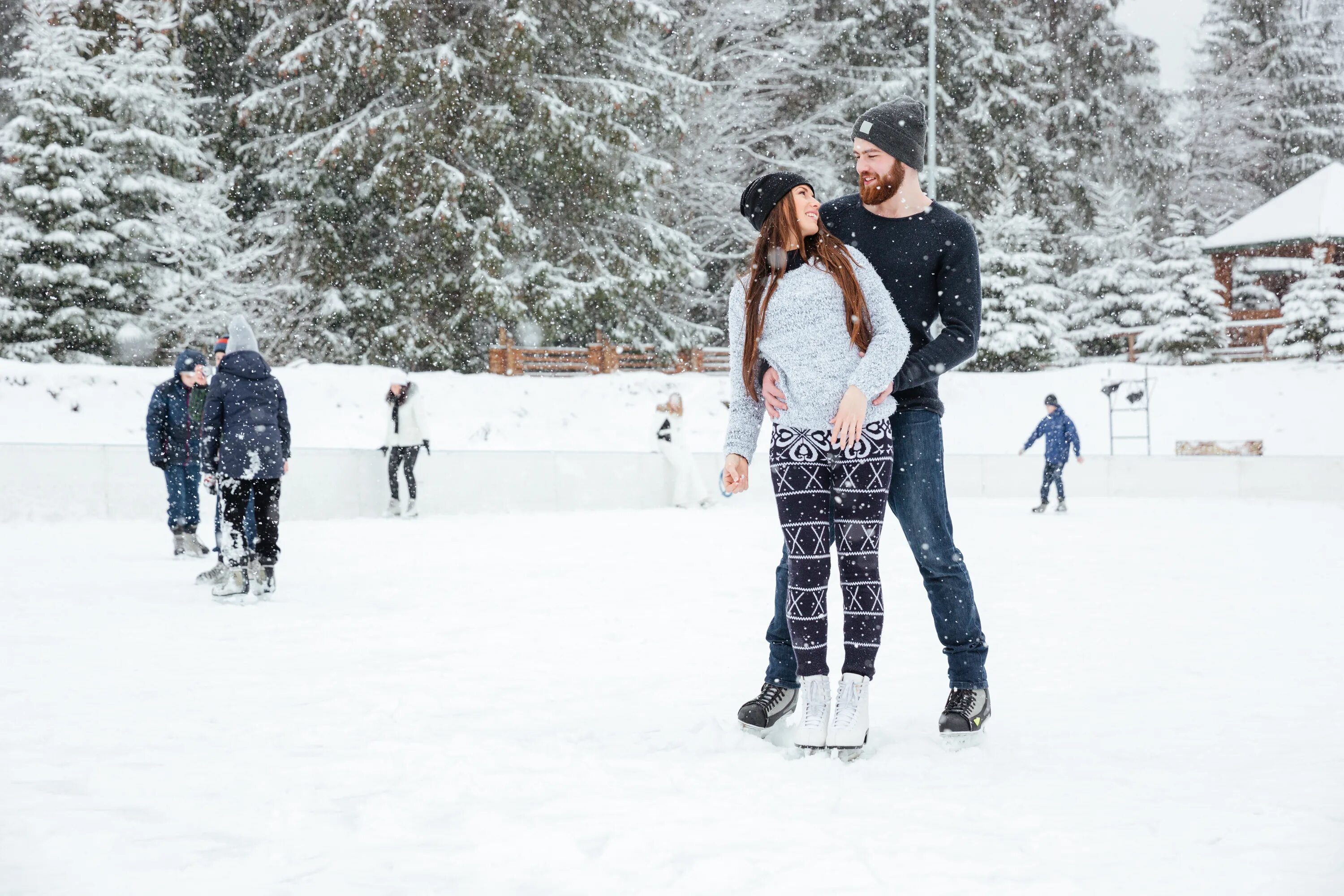 фото на катке с парнем. парень и девушка на коньках. пара на катке. девушка на катке. парочка на коньках.