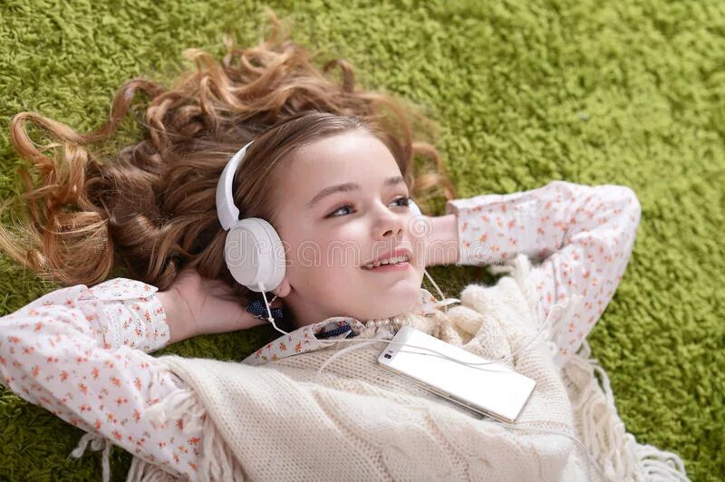 Самая красивая милая песня для девочки. Аниме тян в наушниках. Аниме девочка в наушниках. Девушка с наушниками рисунок. Аниме девочка в наушниках.