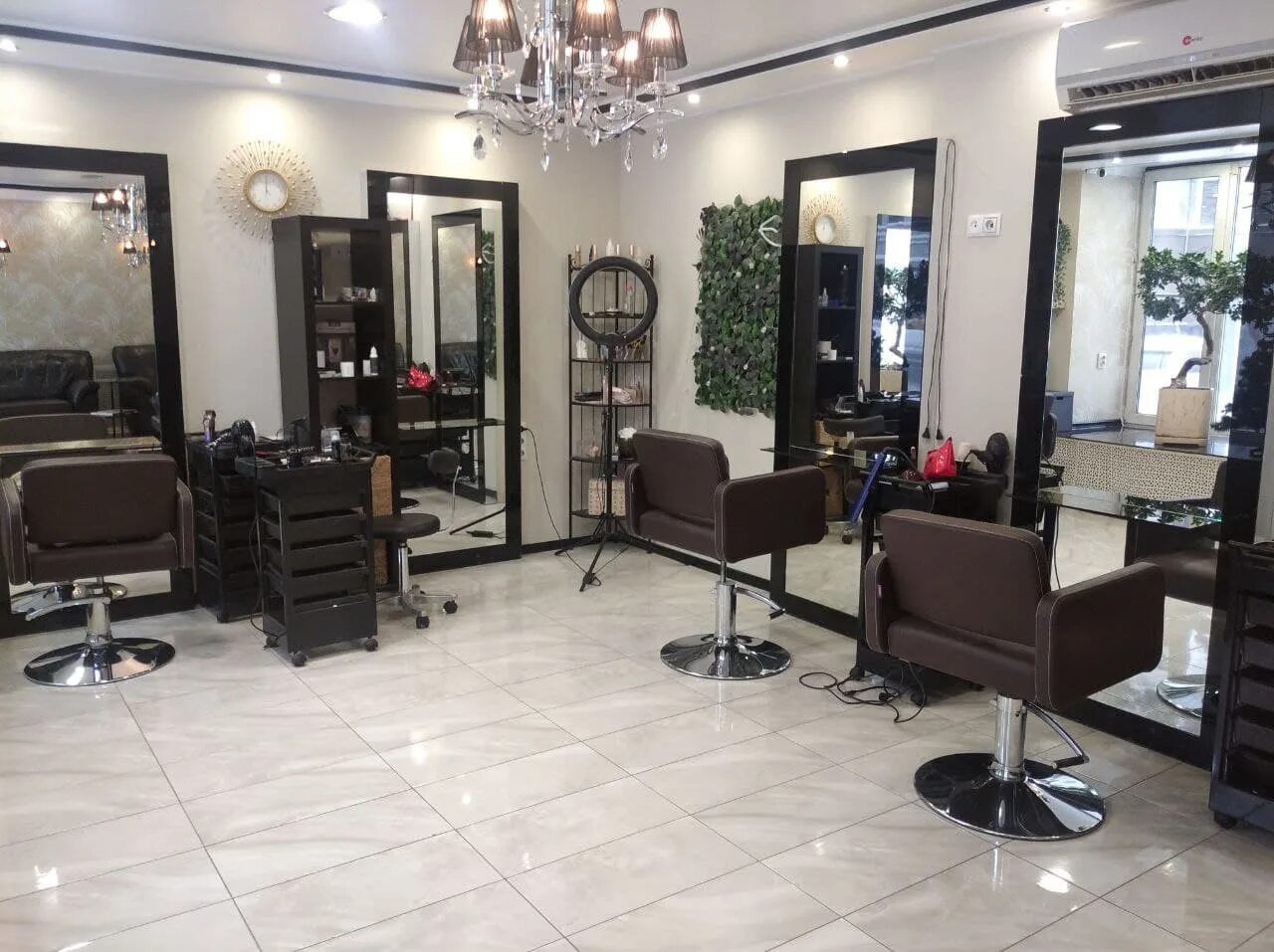 Место парикмахера. Аренда кресла парикмахера. Дизайн парикмахерской 16 кв. Рабочее место мастера парикмахера. Маникюр новороссийск.