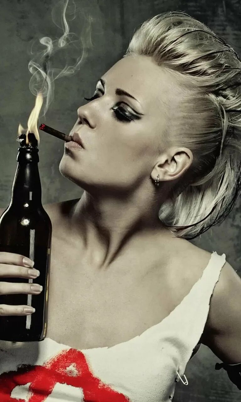 Пьющие курящие девушки. Девушка с алкоголем. Пьющая девушка. Женщина и алкоголь. Выпивающая женщина.