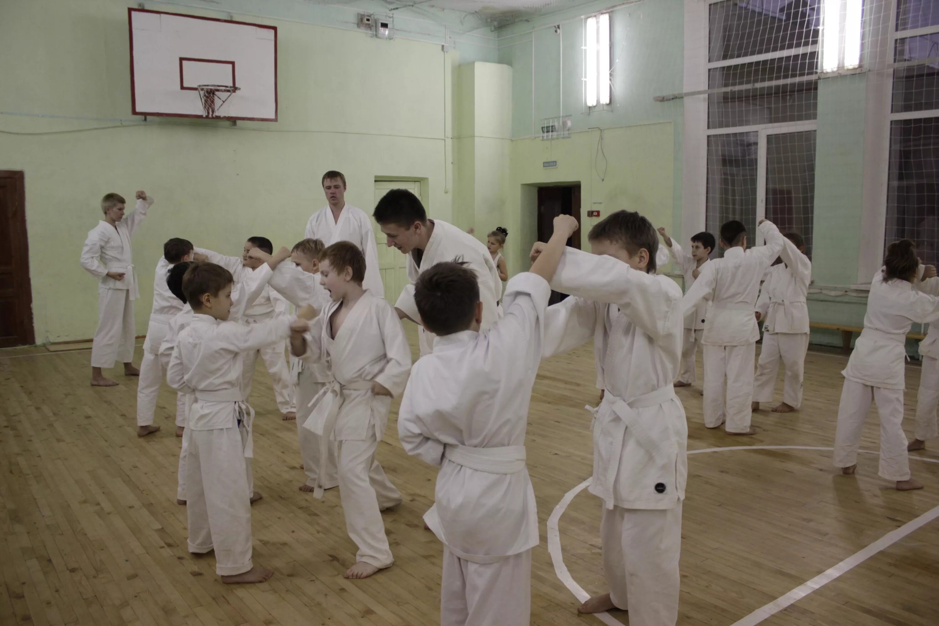 Тренировка по карате. Тренировка карате для детей. Тренировка по карате. Тренировка карате для детей. Каратэ тренировки юношей.