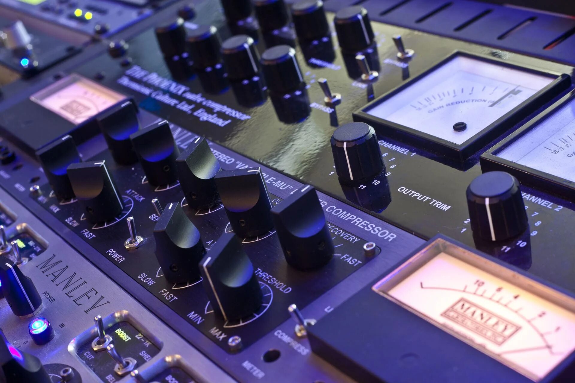 Что такое мастеринг. Профессиональный мастеринг. Пульт звукорежиссера. Сведение звука. Что такое мастеринг.