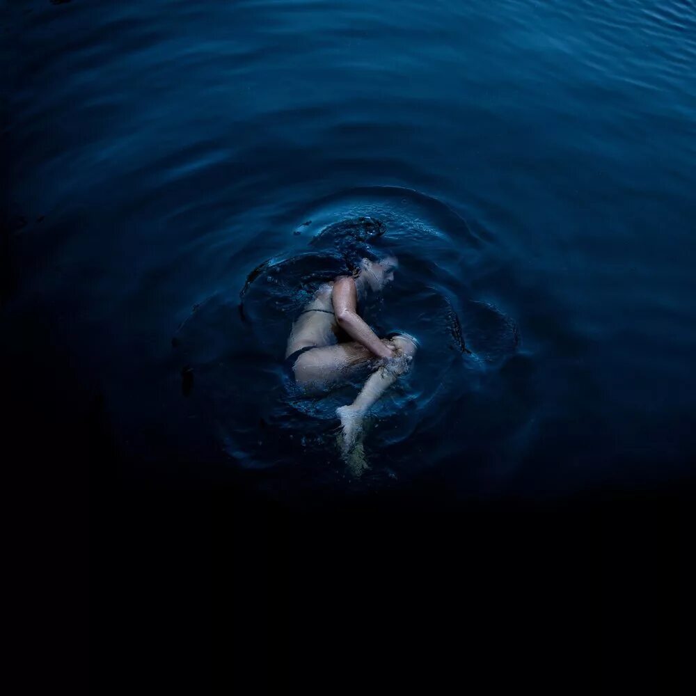 Спокойная музыка воды. Девушка тонет в воде. Вода и человек. Фотосессия в воде. Девушка плывет в море.