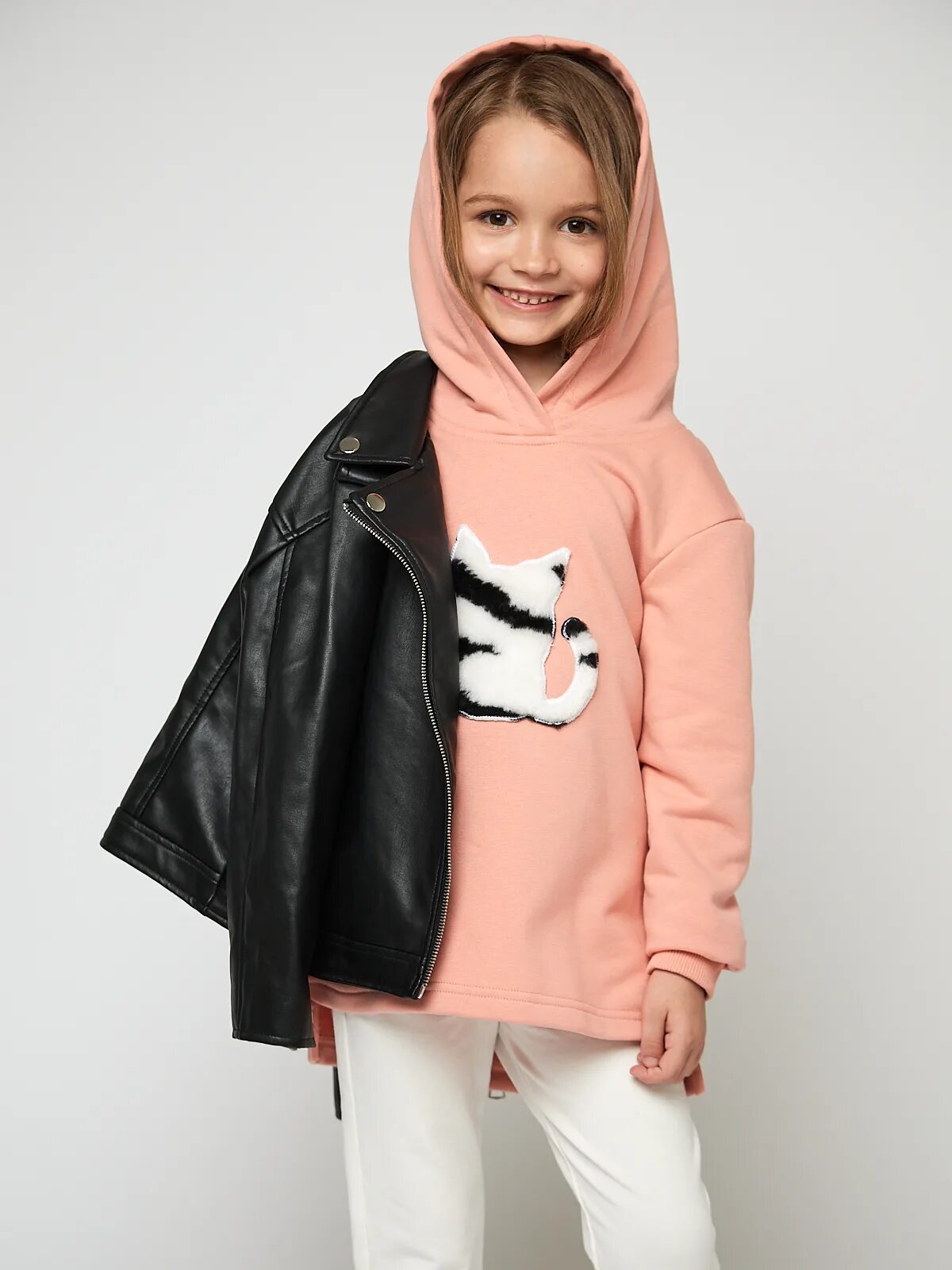 Девушка в толстовке. Кофта детская. Худи для детей. Детское худи для девочек. Худи для детей.