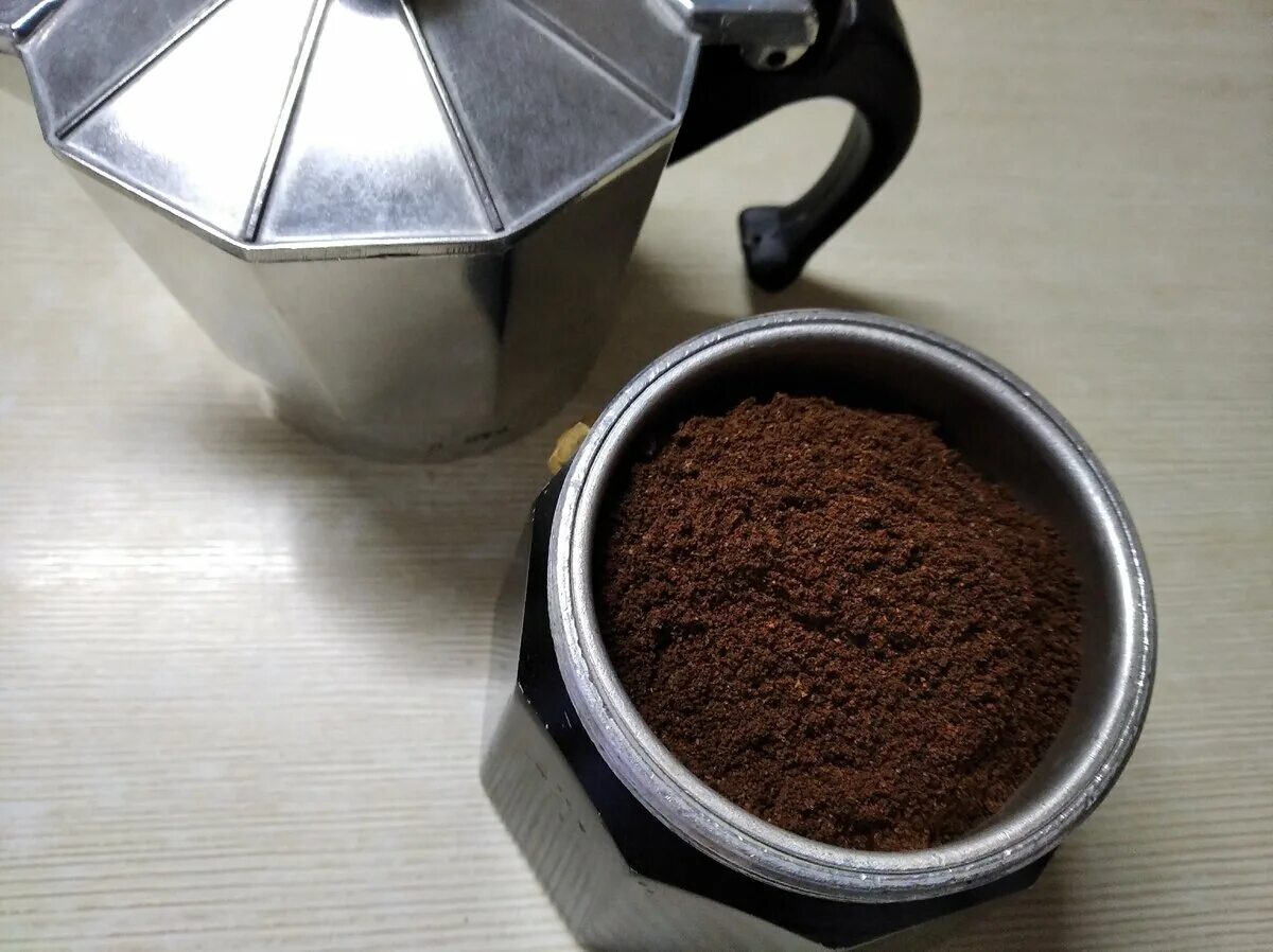 Можно ли варить молотый кофе. Кофе молотый приготовление. засыпка кофе. молотое кофе варёное. кофейная гуща в кофеварке.