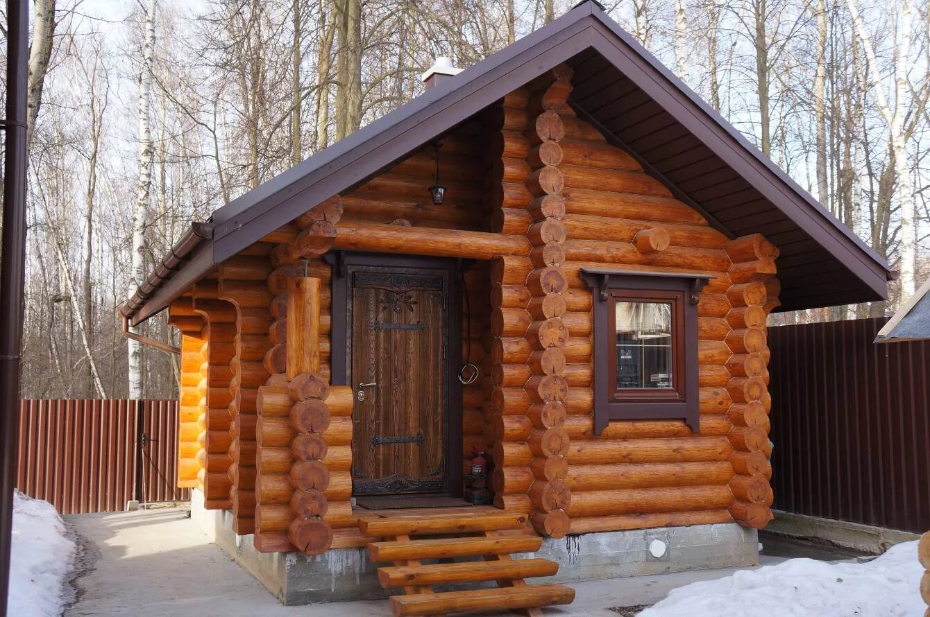 Рубленная баня из бревна. Баня из оцилиндрованного бревна. Баня из ОЦБ под ключ. Баня из кругляка оцилиндрованного. Срубовая баня из оцилиндрованного бревна.