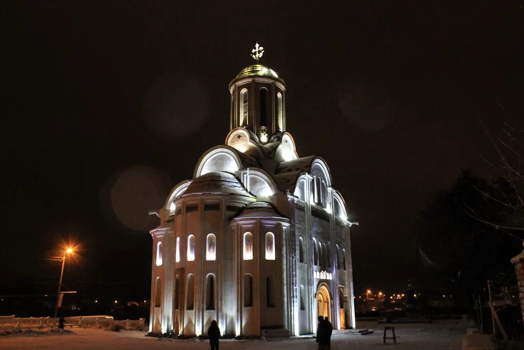 Храм в зарайске с подсветкой. Архитектурная подсветка храма. Подсветка церкви. Подсветка храма дронами где. Сургут храмы подсветят.