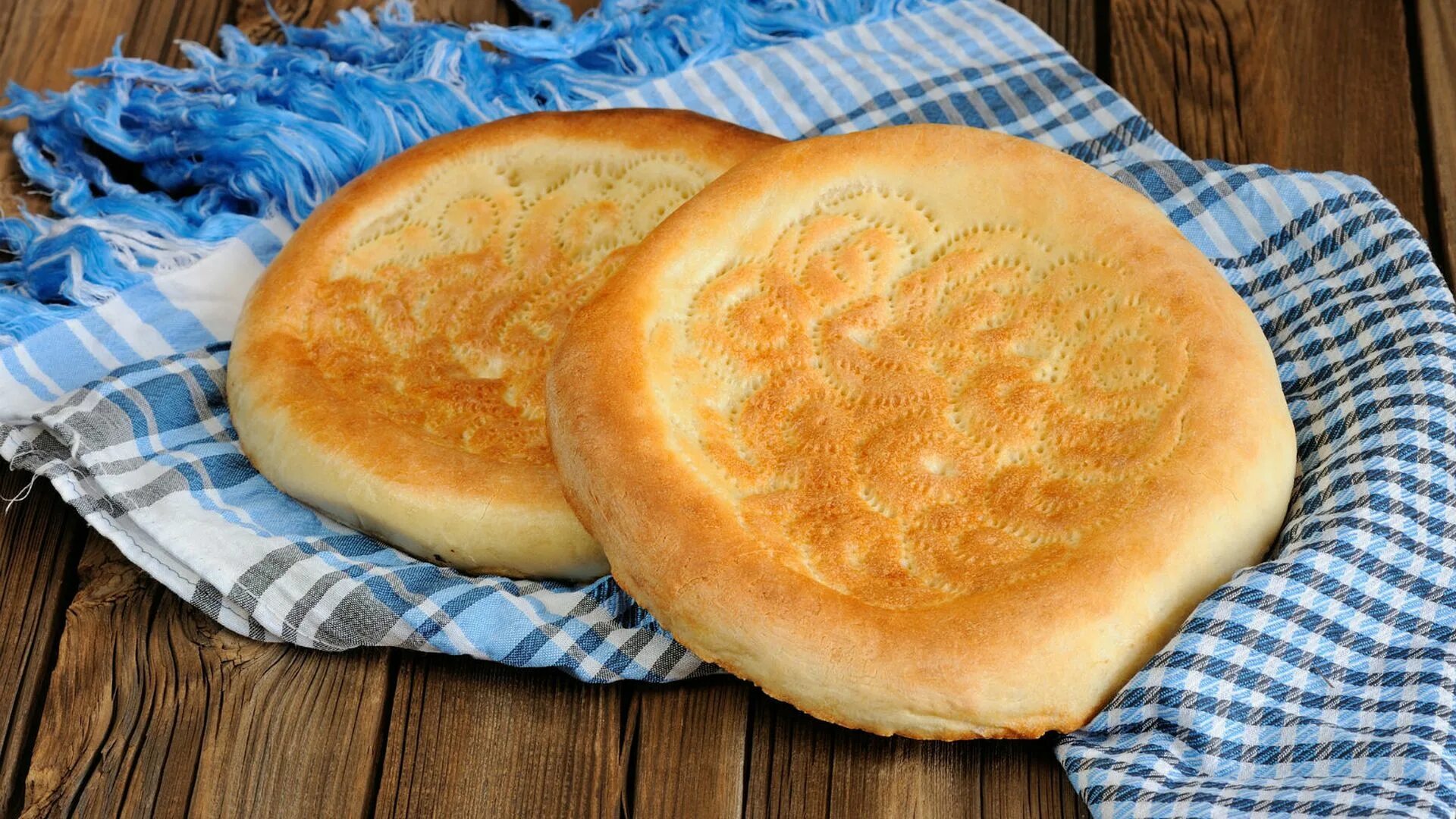 Патыр ташкентский. Лепешка узбекская тандырная. Фатыр лепешка. Узбекистан. Нон тандир нон.