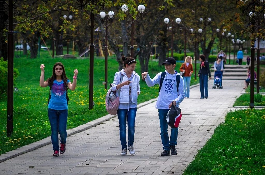 Погулять ваше. Пешие прогулки по городу. Прогулка в городе. Прогулка по улице. Пешеходная прогулка по городу.