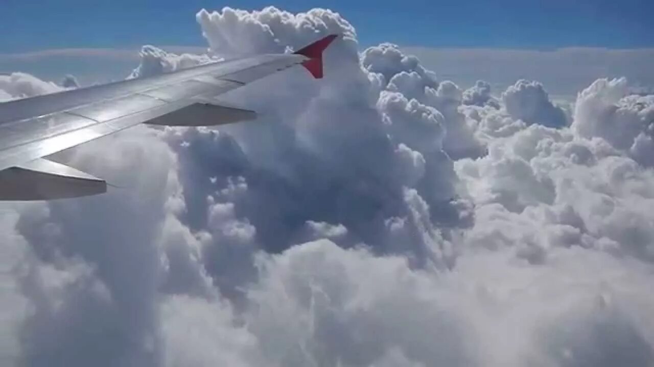 Ой мама мне бы крылья аэроплана. Крыло самолета. Крыло взлетающего самолета. Крыло самолета в облаках. Самолет в облаках.