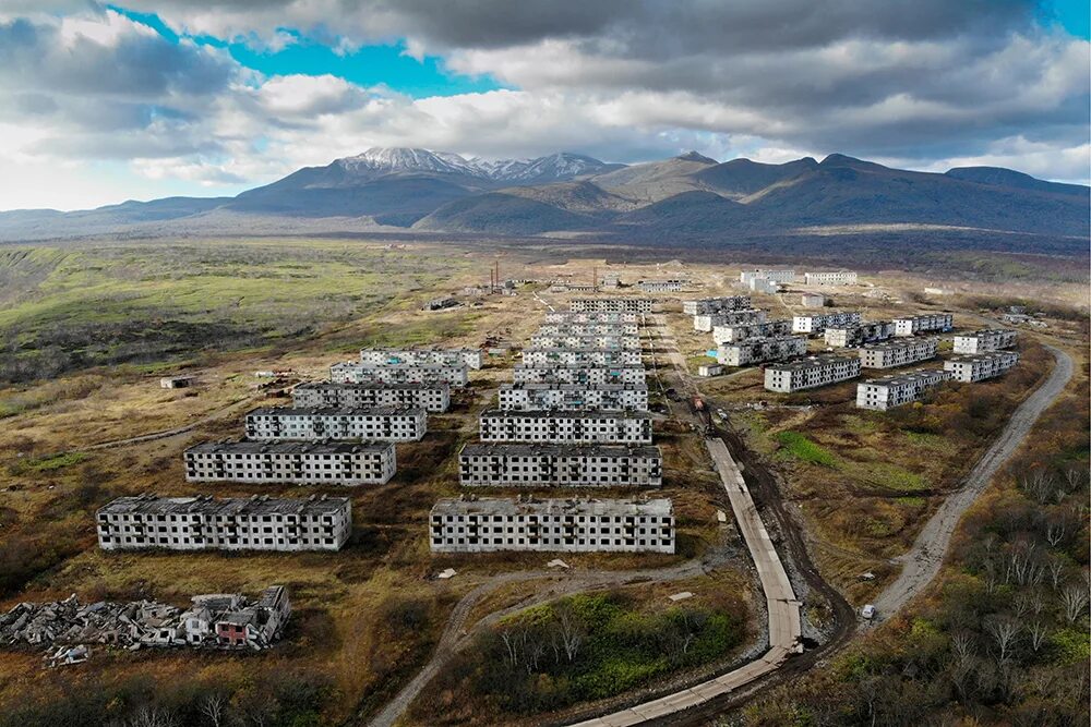 Село курил. Остров итуруппосолок горный. Курильские острова остров Итуруп поселок горный. Курилы остров Итуруп поселок. Сахалин остров Итуруп военный городок.