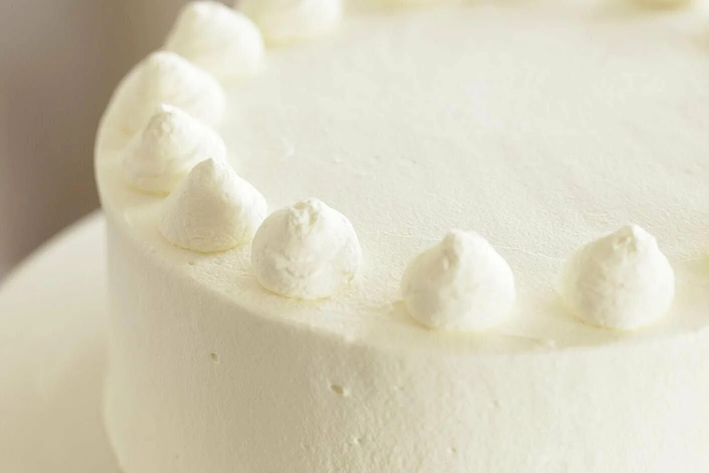 Покрытие торта белым шоколадом. Белый торт. Торт с белым шоколадом. Белый торт сверху. Белый крем.