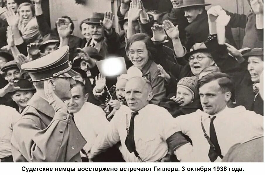 Они приветствовали нас. Люди приветсвую друг друга. Первомай 1965. Пожимание рук. Деловое рукопожатие мужчины и женщины.