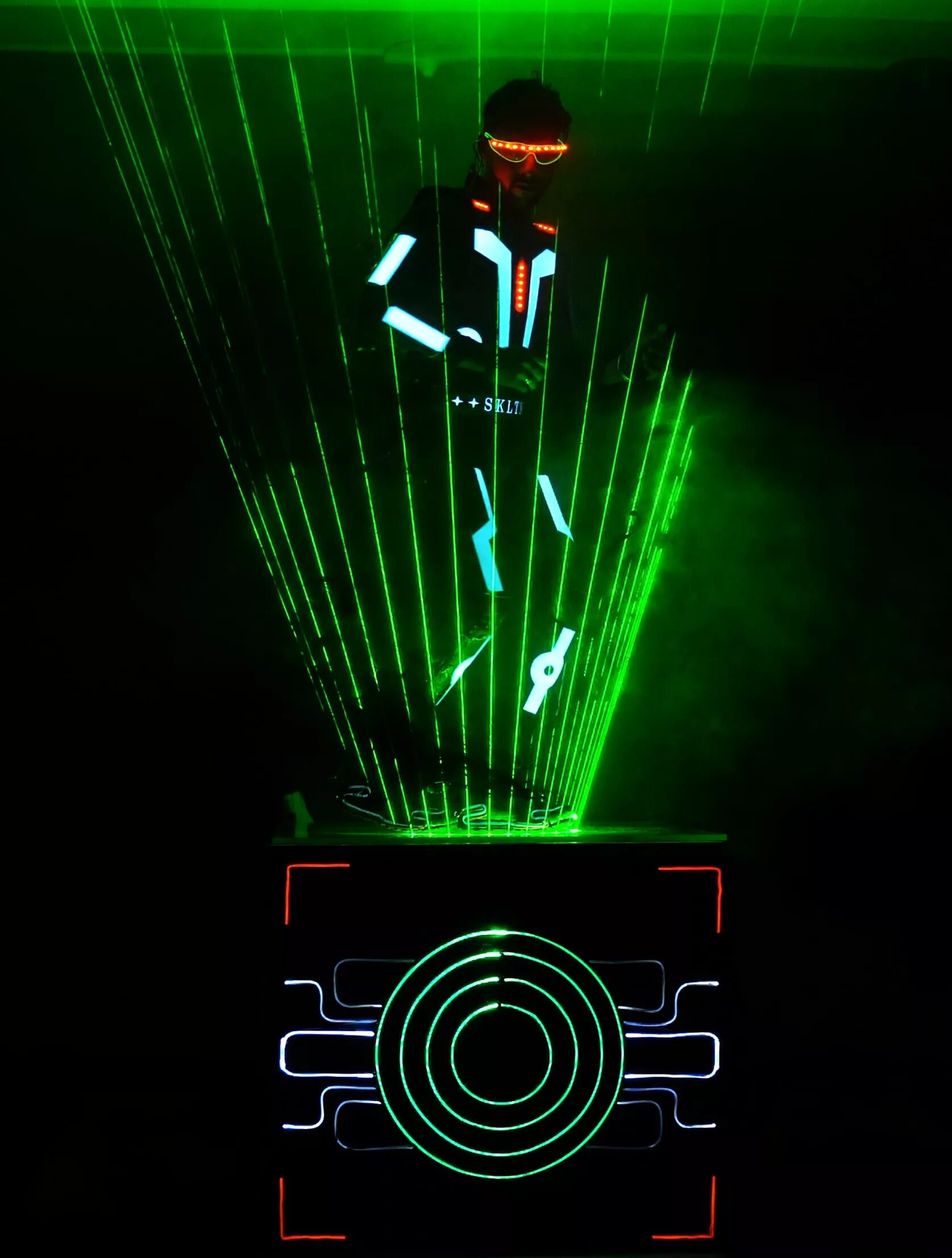Лазер лайт. Лазерман шоу. laser man show. лазер best. человек настраивает лазер шоу.