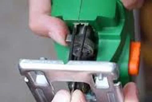 лобзик pst 700 e. держатель пилки для лобзика bort. лобзик метабо держатель пилки. зажим пилки электролобзика для бош pst650. крепление пилки к электролобзику defort.