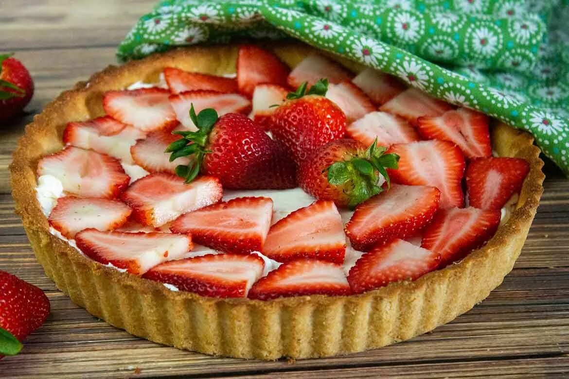 Клубника миндаль. Strawberry Tart. Cream and Strawberry Tart. ’S A Strawberry Tart. Rhubarb Tart.