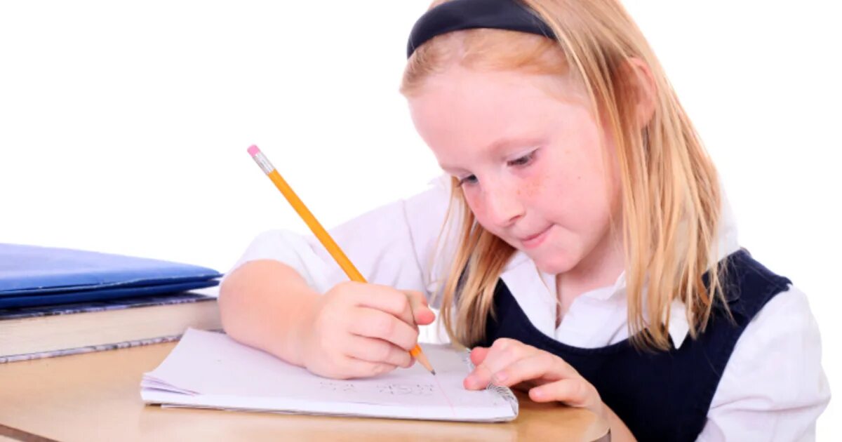 Мотивация для учебы чтобы стать отличником. Девочка делает уроки. Школьник с домашним заданием. Девочка делает уроки фото. Какая делаю уроки.
