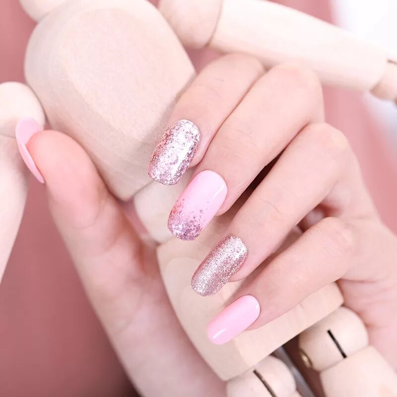 Ногти нежные тона. Ногти светло розовые. Маникюр розовый с белым. Ногти в розовых тонах.