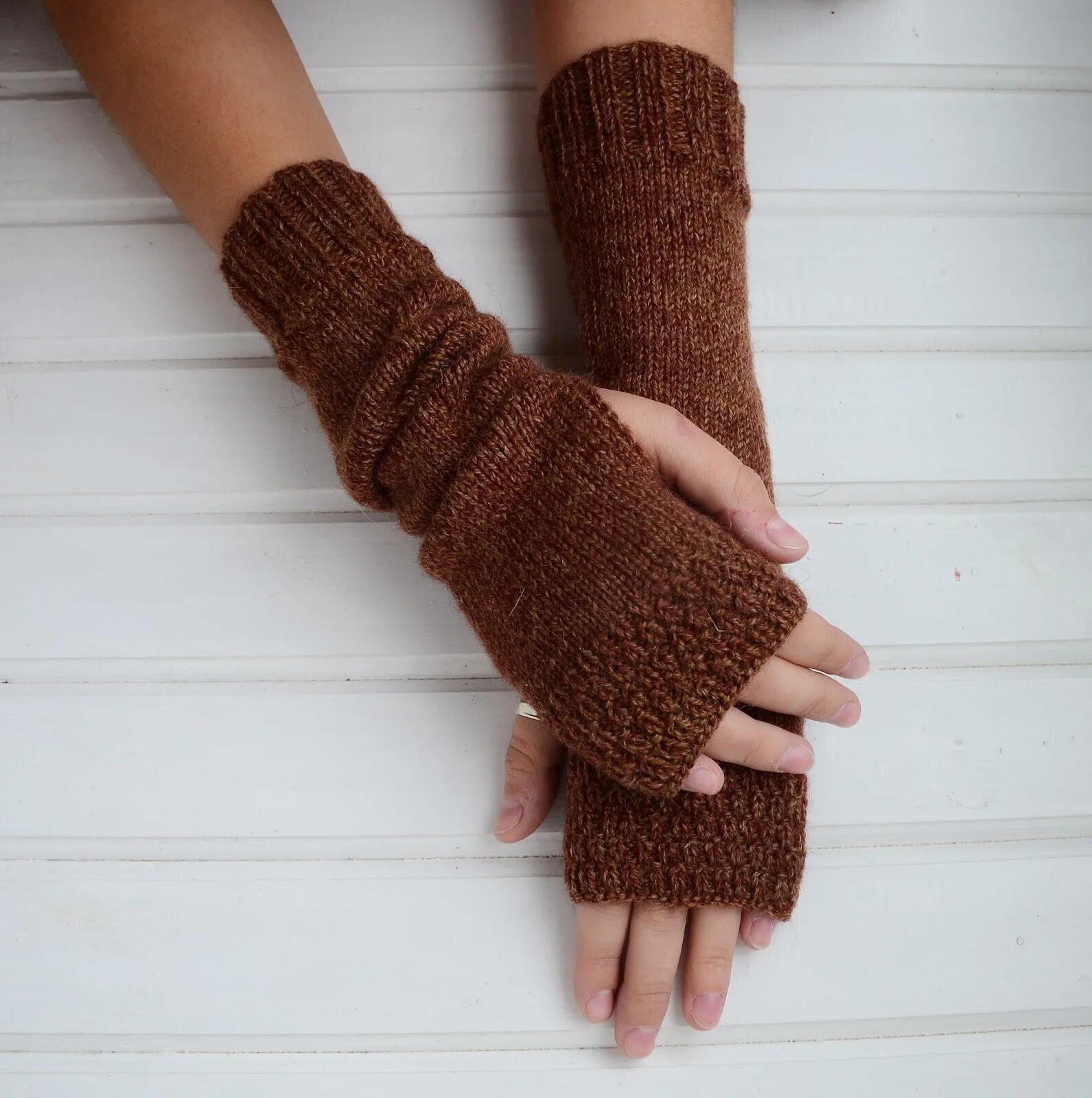 Ажурные митенки дропс. Митенки женские вязаные. Митенки вязаные коричневые. Однотонные митенки. Митенки zara.