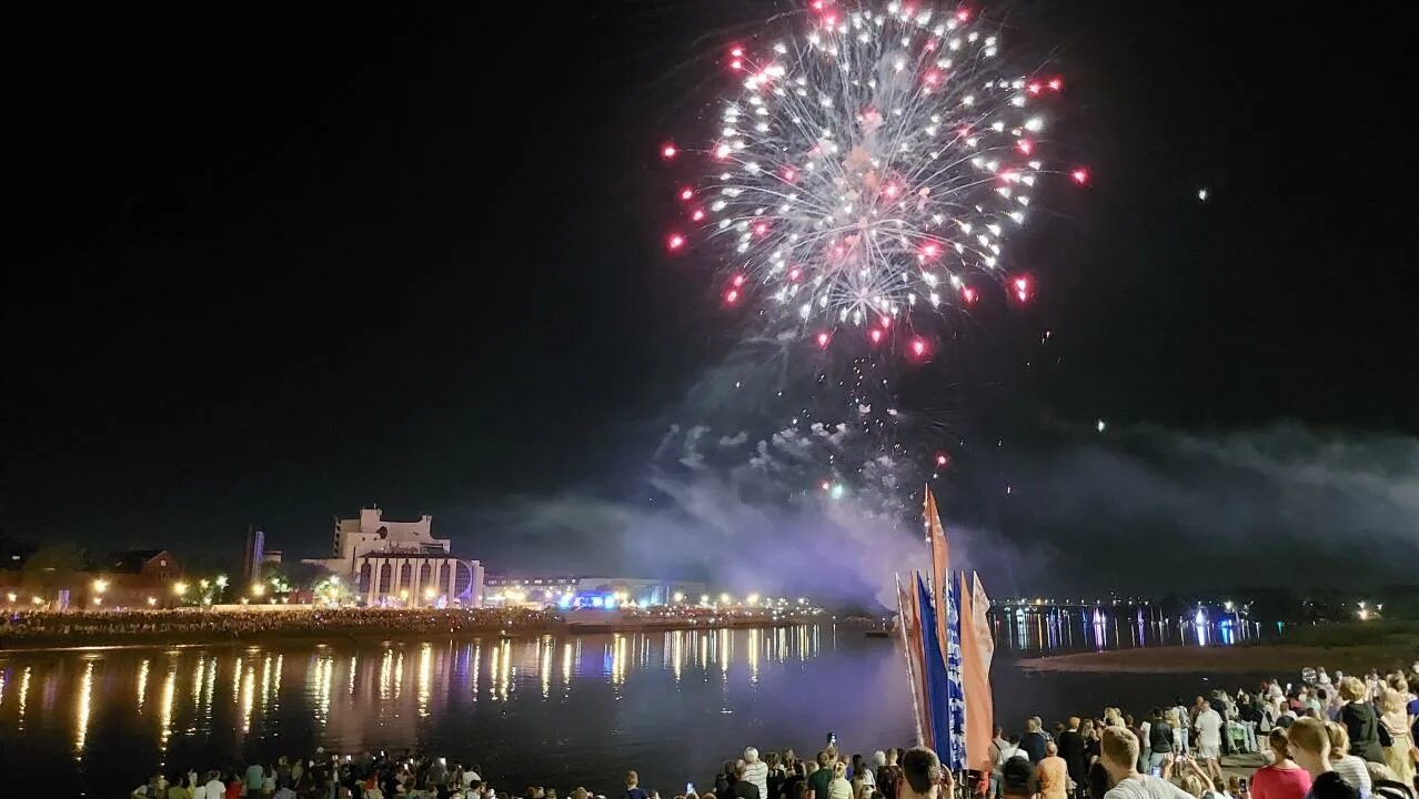 День города новгорода. Салют в честь дня рождения. Новый год фейерверк. Салют "новогодний". Салют в Великом Новгороде.