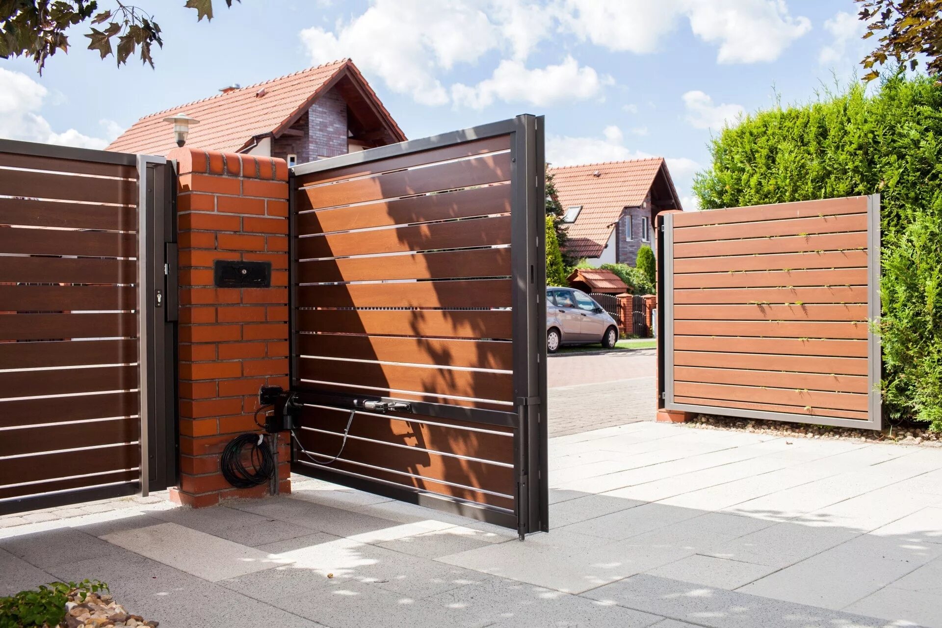 Въездные ворота для частного дома. Красивые заборы у коттеджей. Откатные ворота алютех. Въездные ворота для частного дома. Въездные ворота на участок.