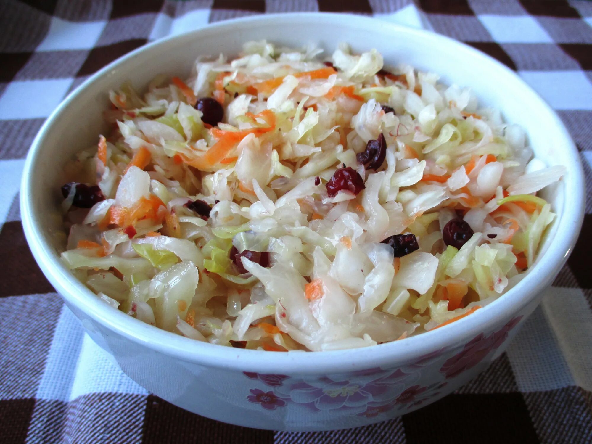 Рецепт капусты с изюмом быстрого приготовления. Капуста квашеная. квашеная капуста с клюквой. салат из квашеной капусты с клюквой.