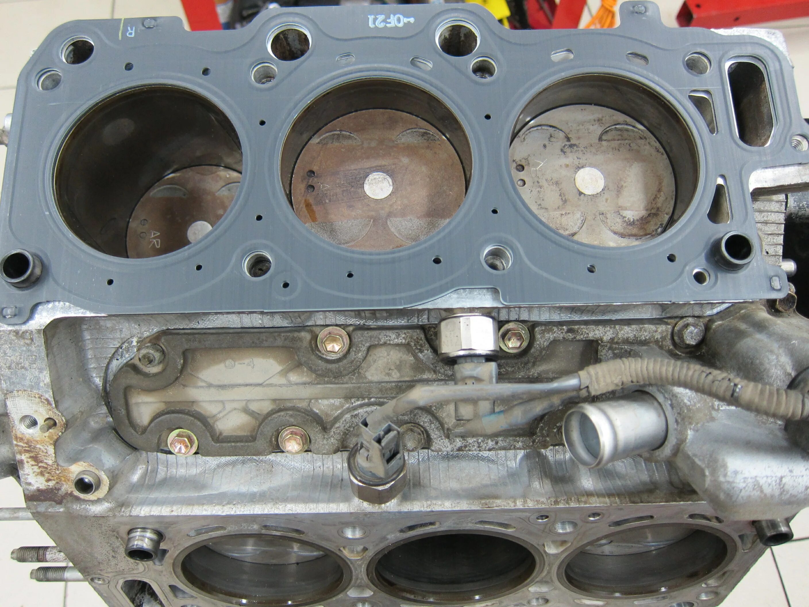 Коленчатый вал v-образного шестицилиндрового двигателя. 4 тритон нумерация цилиндров. Нумерация цилиндров в в6 двигателе. Первый цилиндр двигателя. V6 двигатель расположение цилиндров.