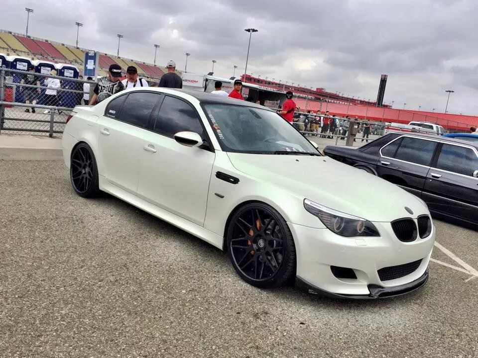 Белая е60. БМВ м5 е60 белая. BMW m5 e60. BMW m5 e60 белая. BMW e60 White Tuning.