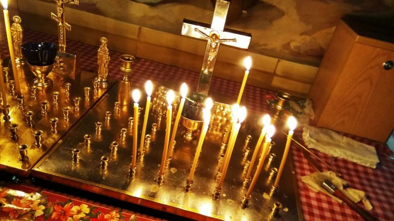 Где ставить свечи. Свечи в храме. Свеча за здравие в церкви. Свечи в храме за упокой. Свечи в католическом храме.