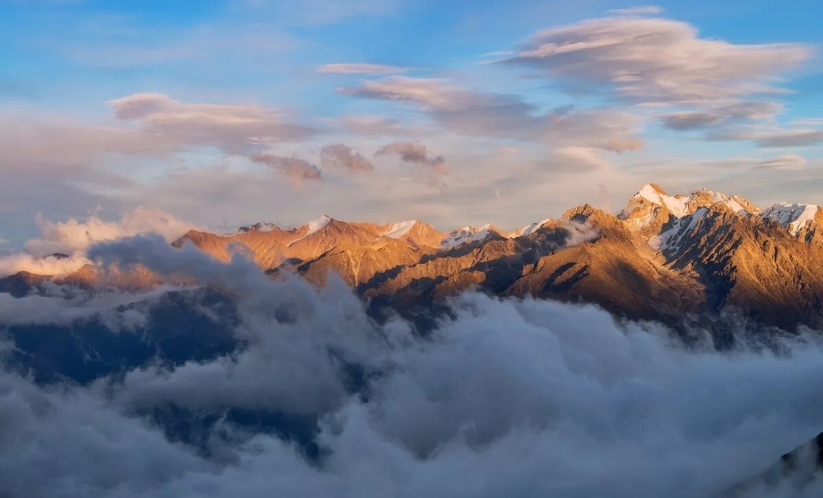 Небесные горы. Телевизор artel led 43 af90g. Облака над горами. Горы небо. Горы в облаках.