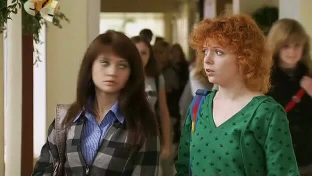 алиса не ходит в школу. алиса когда школа. начальная школа алиса. сериал ранеток 95 серия. алиса в школе.