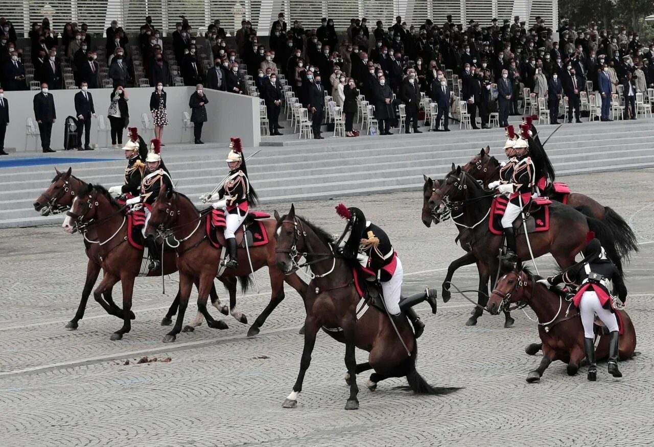 Военный парад во Франции в честь взятия Бастилии. День взятия Бастилии парад. Национальный праздник Франции взятие Бастилии. Военный парад на Елисейских полях 14 июля.