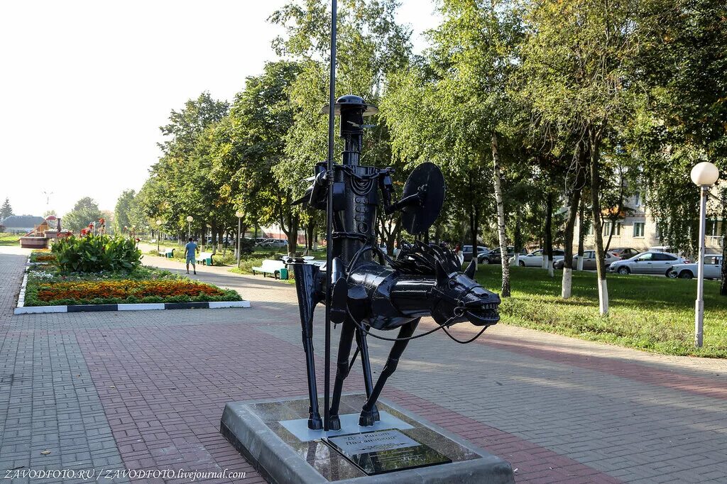 Губкин Дон Кихот. Памятники города Губкина Белгородской области. Статуя Дон Кихот Губкин. Губкин город Белгородская область площадь.