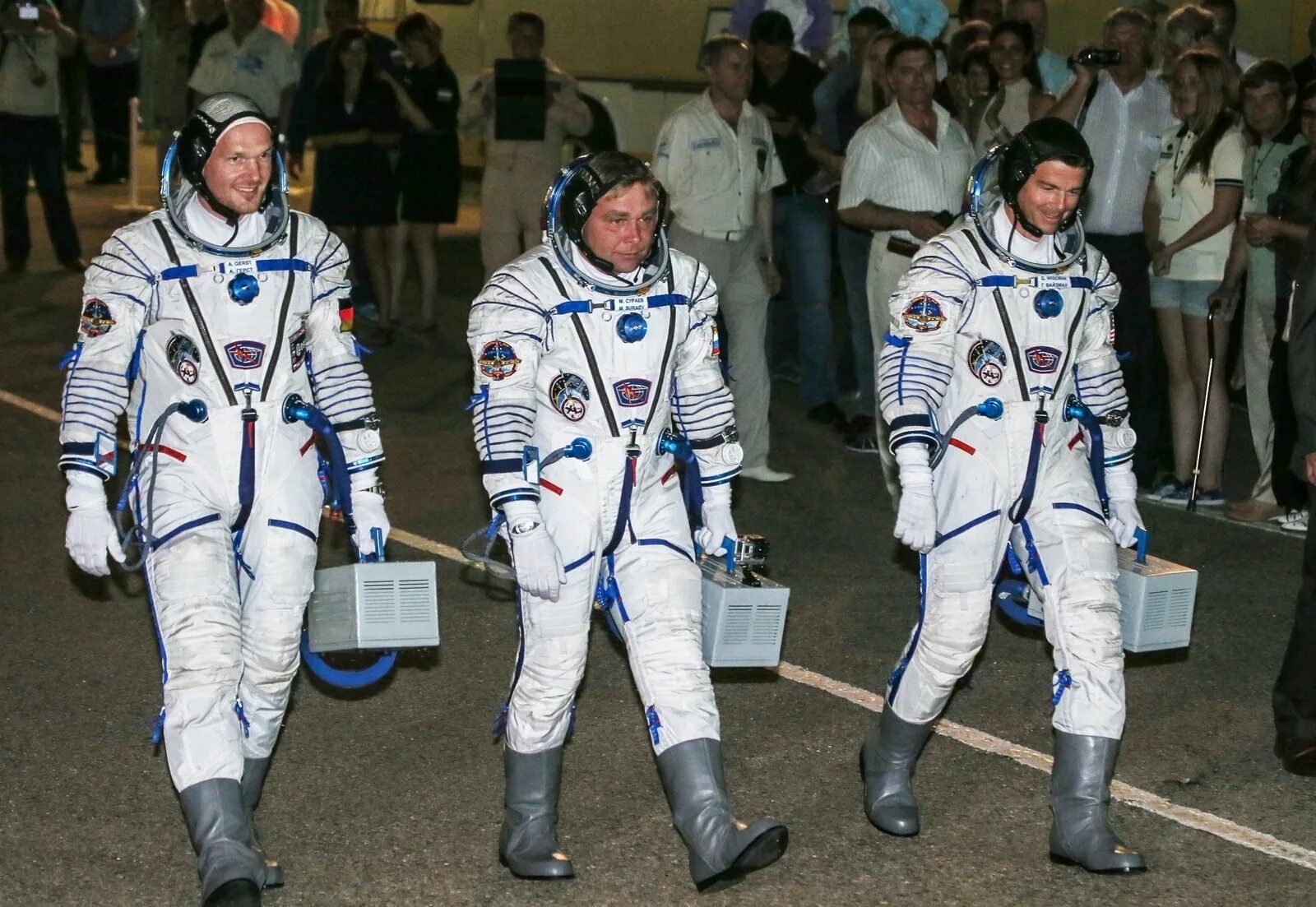 Кто был в маске космонавта 21 апреля. Космический костюм. костюм российского космонавта. скафандр космонавта. экипировка космонавта.