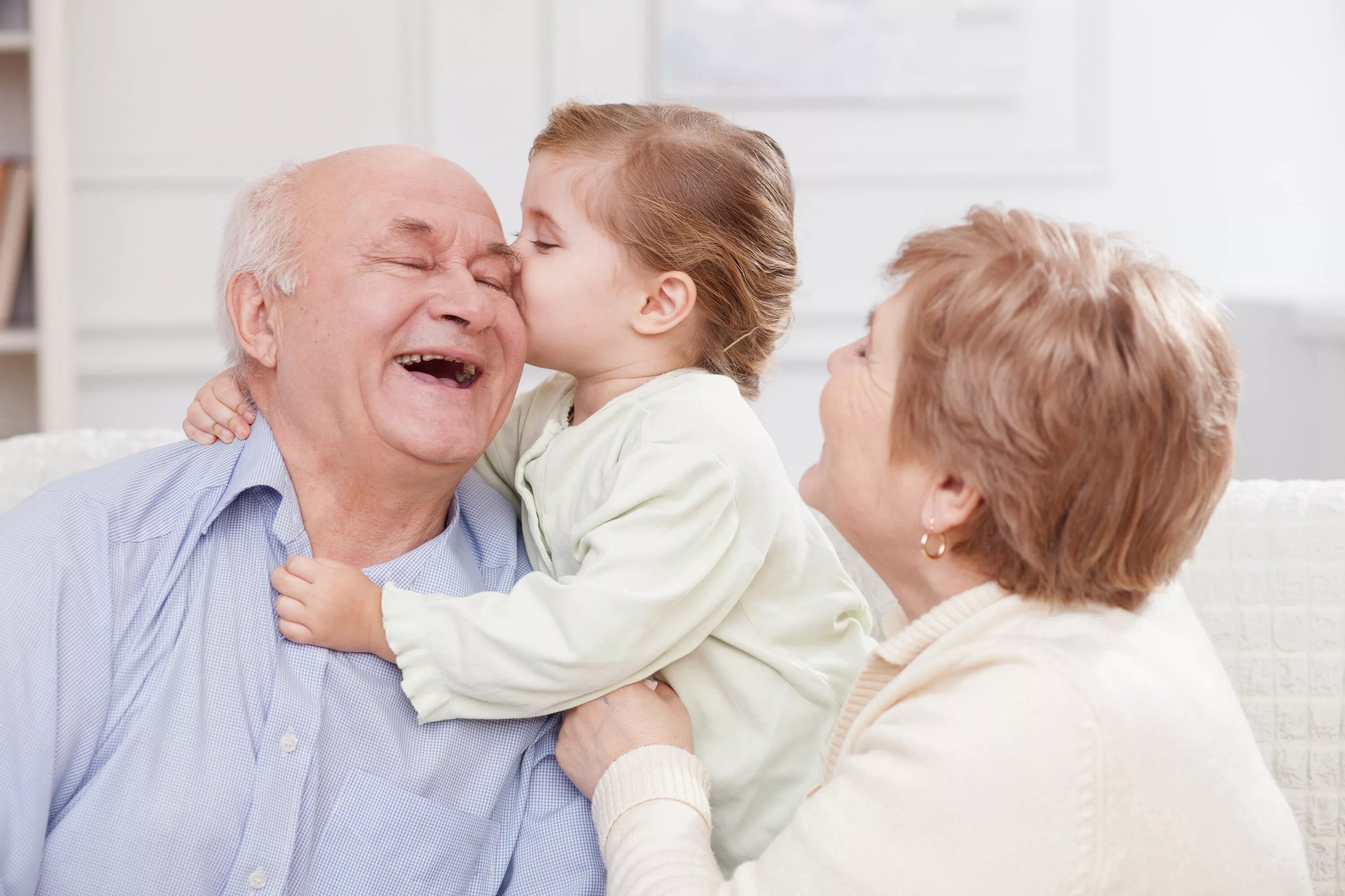 Пожилые люди и дети. Бабушка и дедушка. Бабушка дедушка и внуки. Старики и дети.