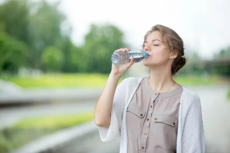 Как избавиться от жажды. Пить воду. Девушка пьет воду. Питьевая вода. Человек с бутылкой воды.