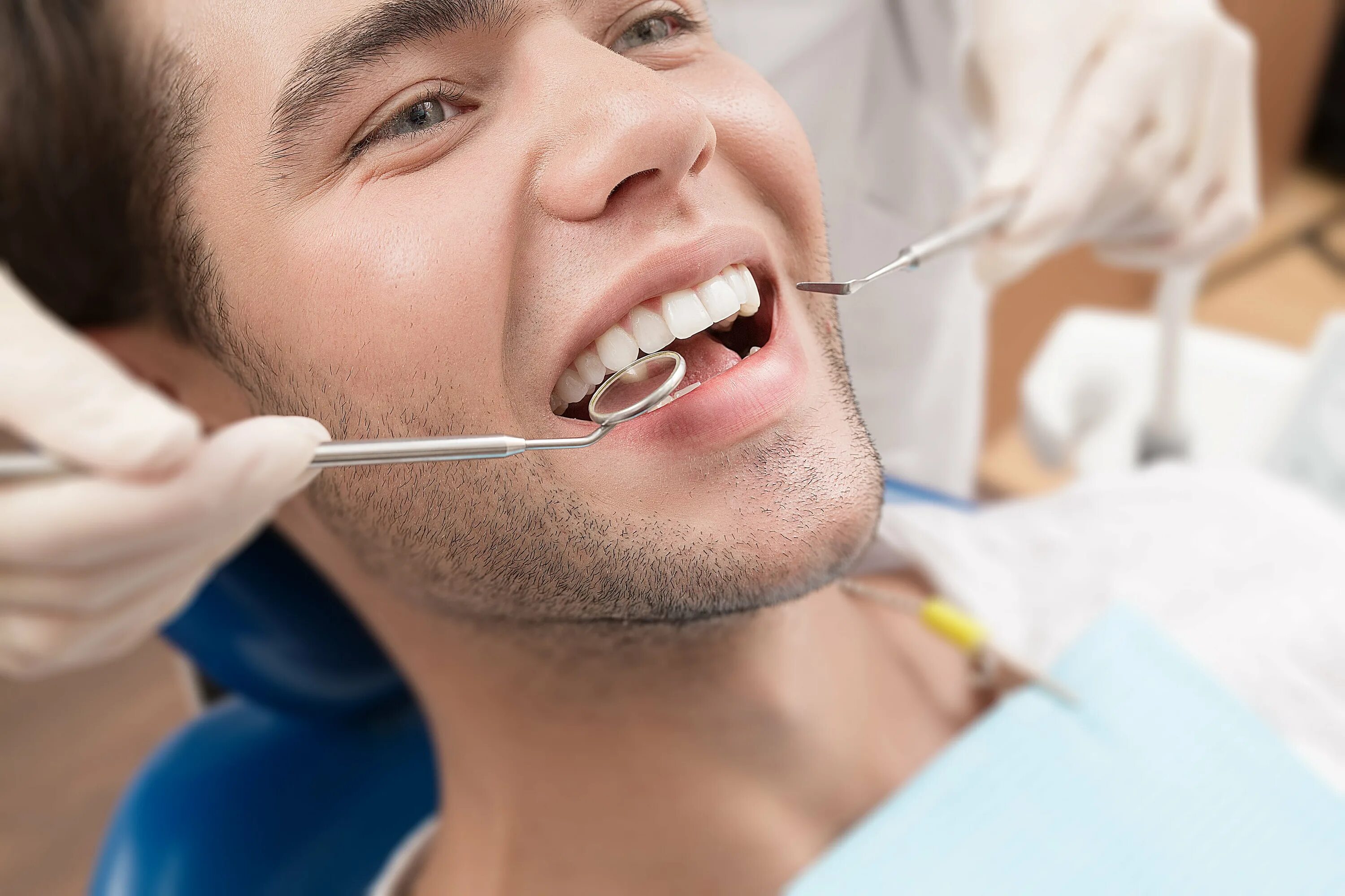 Лечение зубов цена отзывы. Зубы стоматолог. Зубы мужские. Красивые зубы у мужчин. Чистые зубы.