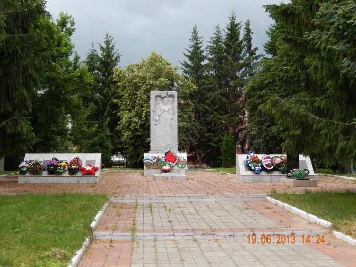 Дмитровск орловский на 2 недели. Памятники Дмитровска. Дмитровск Орловский вечный огонь. Дмитровск мемориалы. Дмитровск-Орловский памятники.