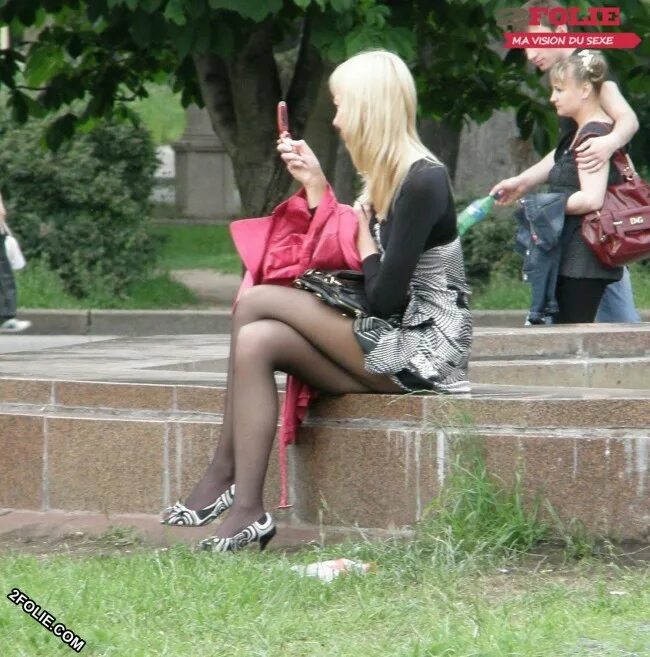 скрытая публичность. скрытая публичность. скрытая публичность. в метро без штанов 2012. красивые девушки в транспорте.