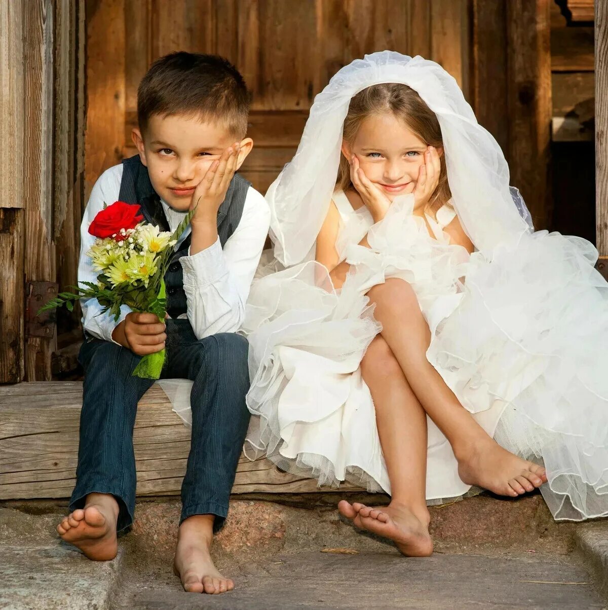 Жениться на первой любви. Дети на свадьбе. Дети жених и невеста. На мальчика и на девочку на свадьбе. Невеста с детьми на свадьбе.