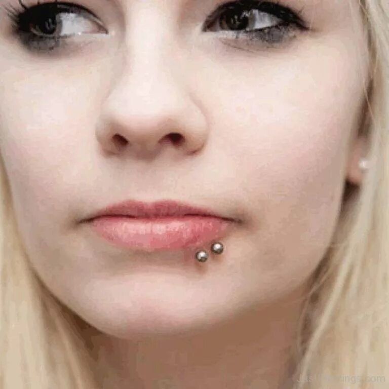 Лабрет пирсинг Ламберт. Вертикальный лабрет нижней губы кольцо. Blonde piercing